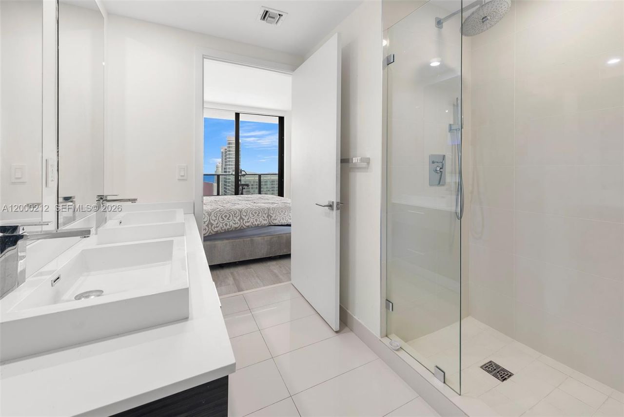 45 SW 9th St, Unit 4006, Miami, FL 33130 Photo