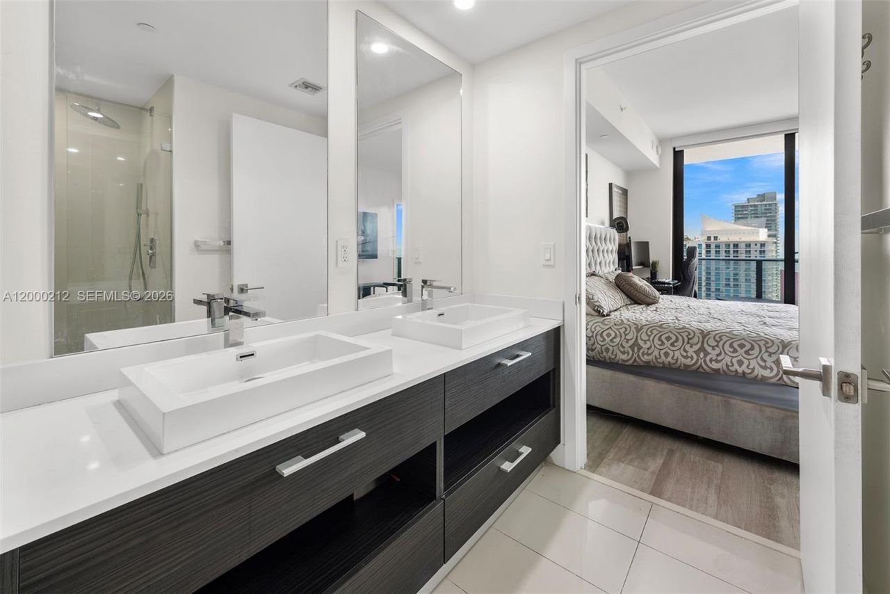 45 SW 9th St, Unit 4006, Miami, FL 33130 Photo