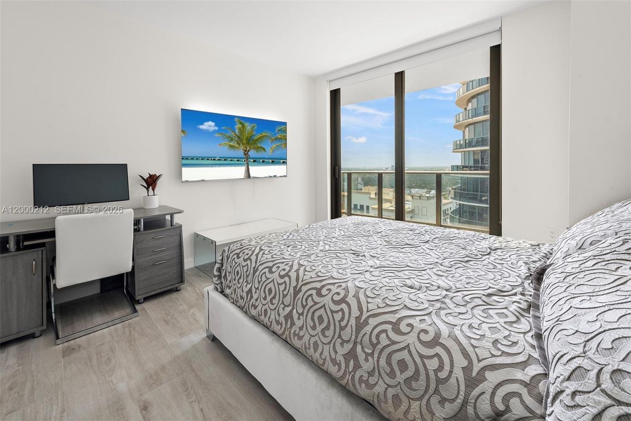 45 SW 9th St, Unit 4006, Miami, FL 33130 Photo