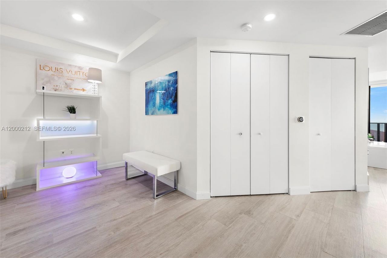 45 SW 9th St, Unit 4006, Miami, FL 33130 Photo