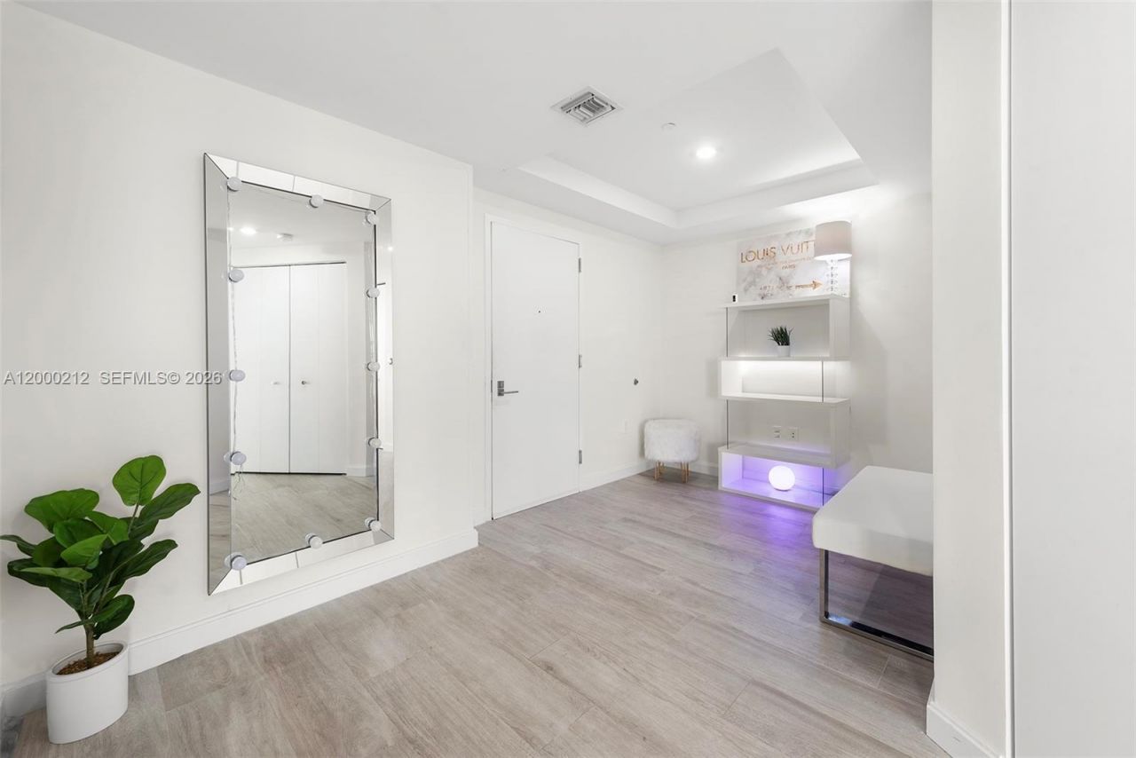 45 SW 9th St, Unit 4006, Miami, FL 33130 Photo