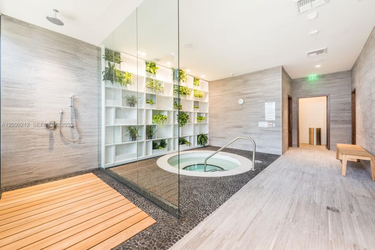 45 SW 9th St, Unit 4006, Miami, FL 33130 Photo