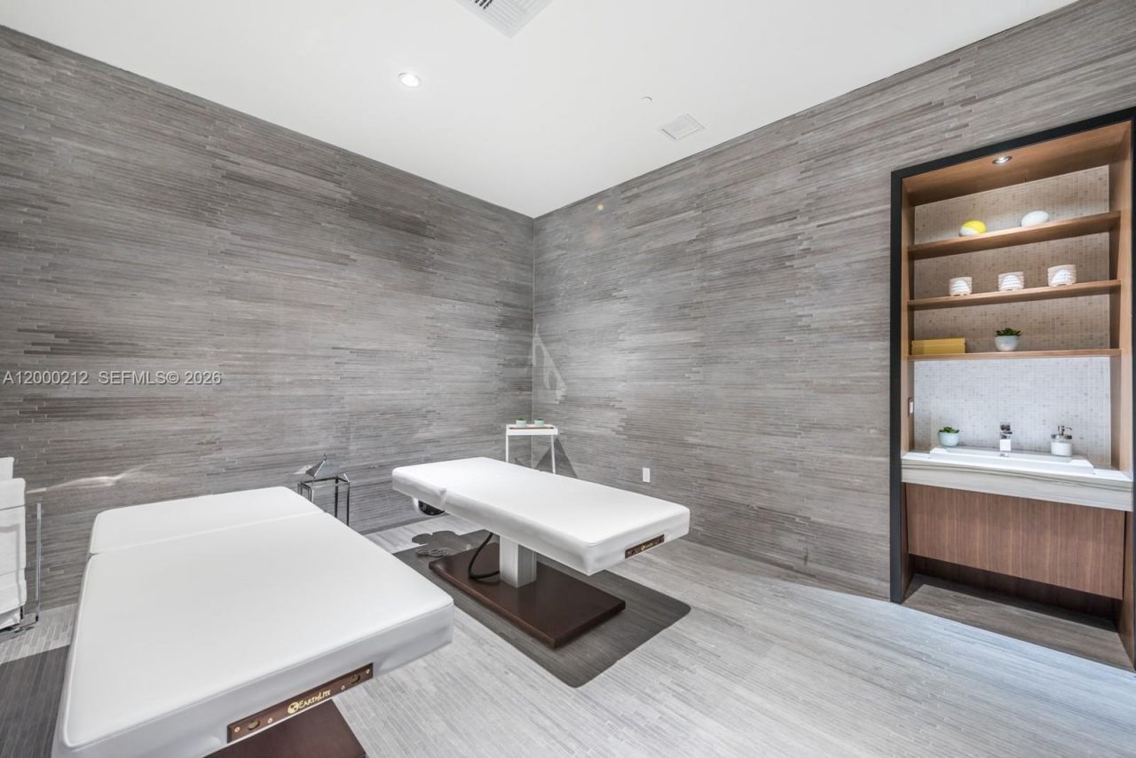 45 SW 9th St, Unit 4006, Miami, FL 33130 Photo