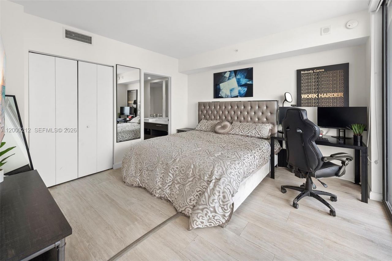 45 SW 9th St, Unit 4006, Miami, FL 33130 Photo