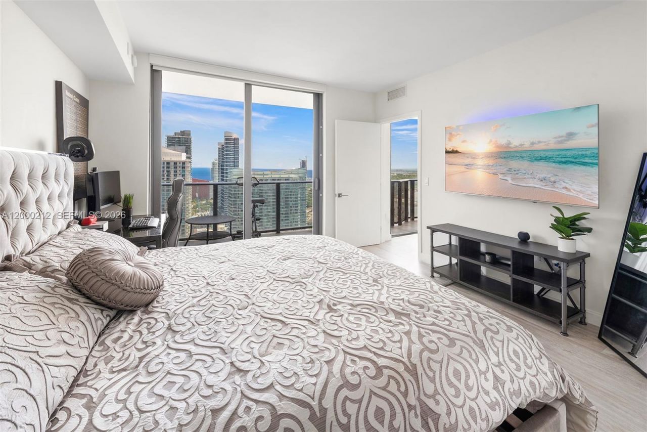 45 SW 9th St, Unit 4006, Miami, FL 33130 Photo