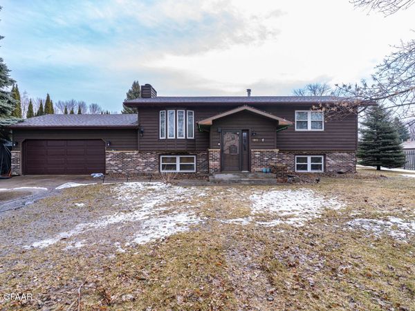 1811 S 38TH Street, Grand Forks, ND 58201