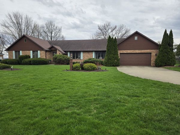 47 Carriage Hill Court , Sterling, IL 61081