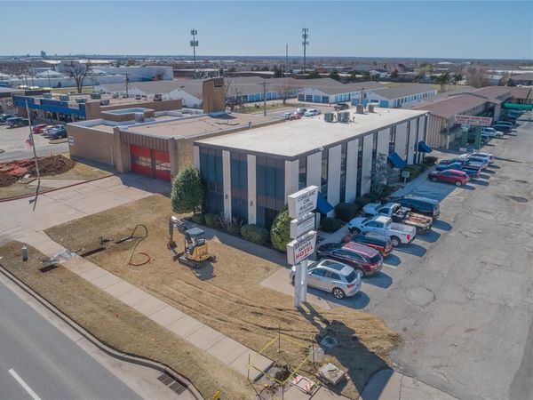 1301 S Broadway, Unit 100, Edmond, OK 73034