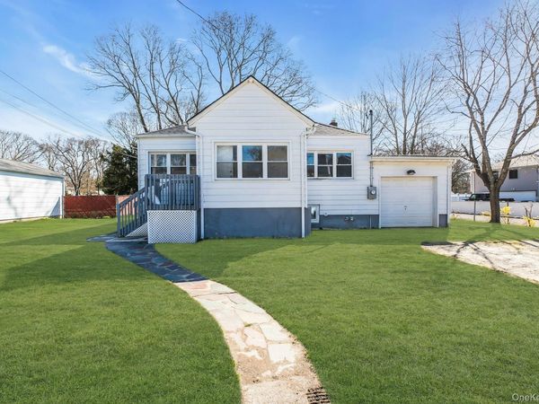 37 Saint Nicholas Avenue , Lake Grove, NY 11755