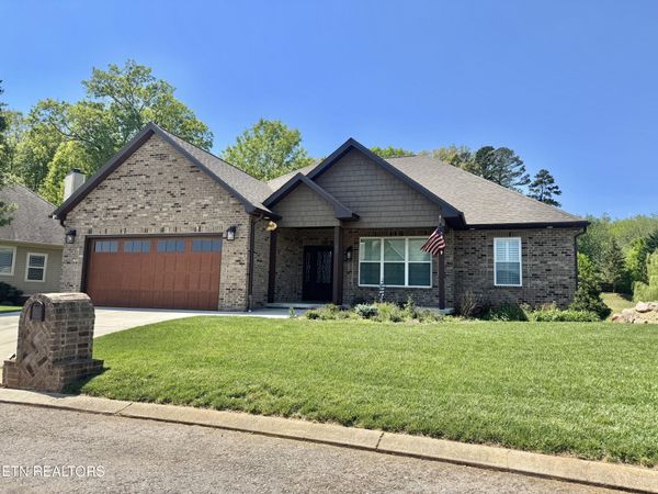 212 Waters Edge Way, Lenoir City, TN 37771
