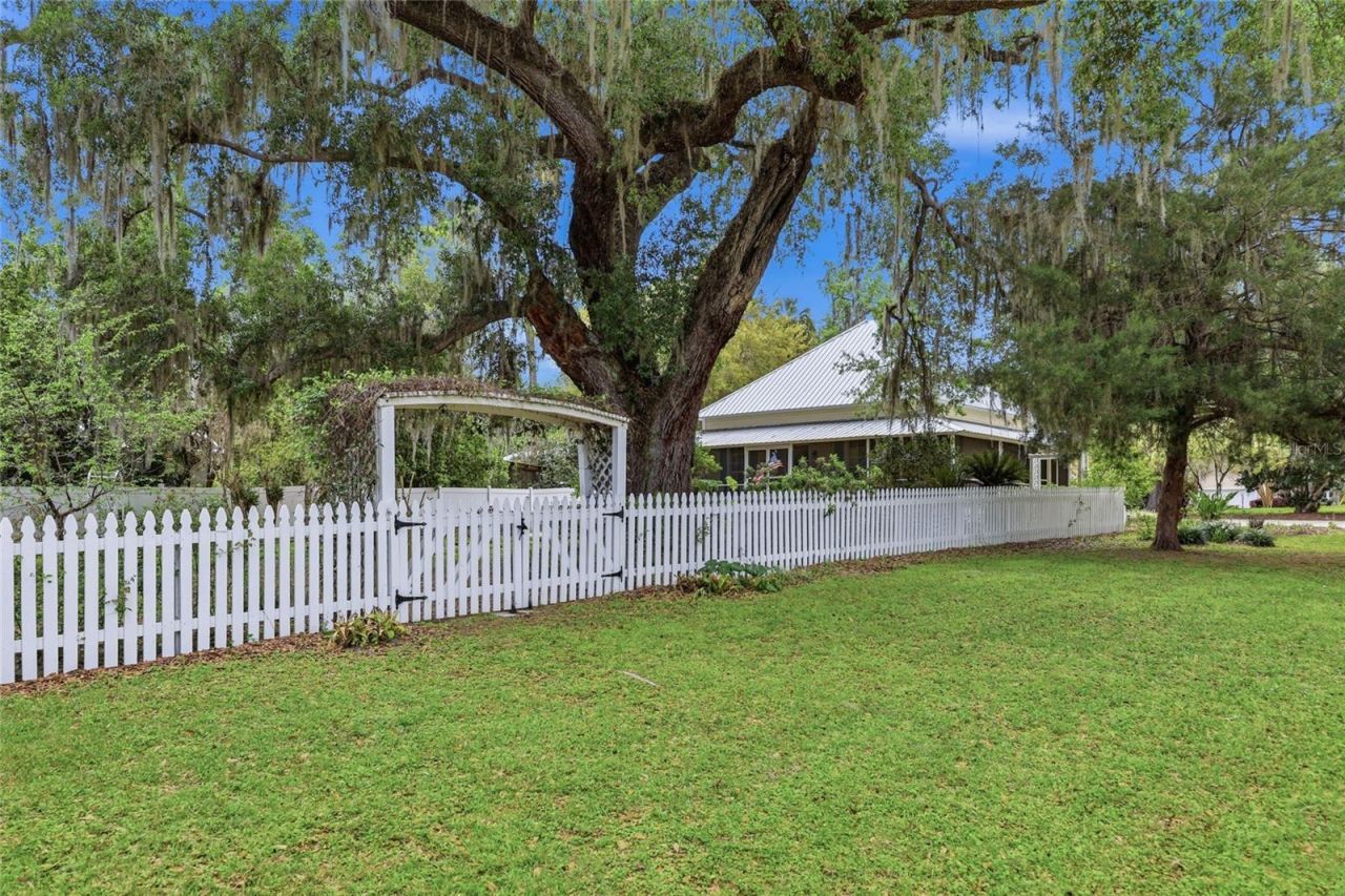 6070 Avenue F , Mc Intosh, FL 32664 Photo