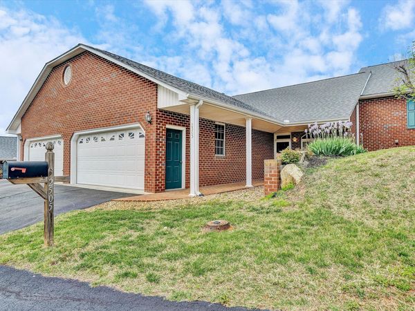 2505 Feather Garden CIR , Vinton, VA 24179