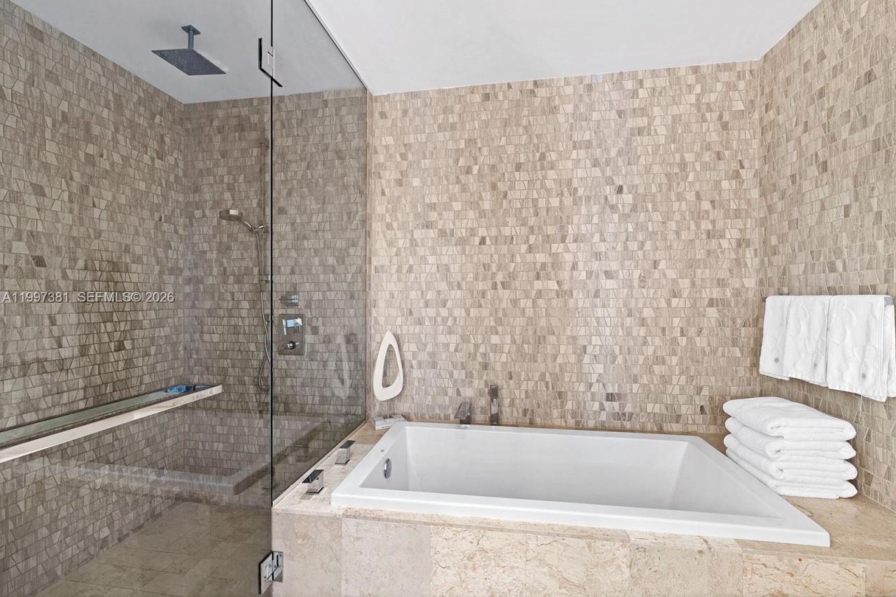 88 SW 7th St, Unit 1401, Miami, FL 33130 Photo