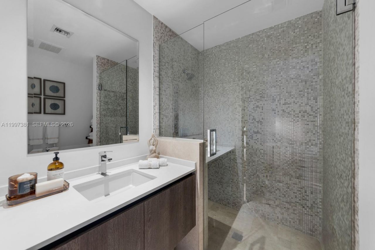 88 SW 7th St, Unit 1401, Miami, FL 33130 Photo