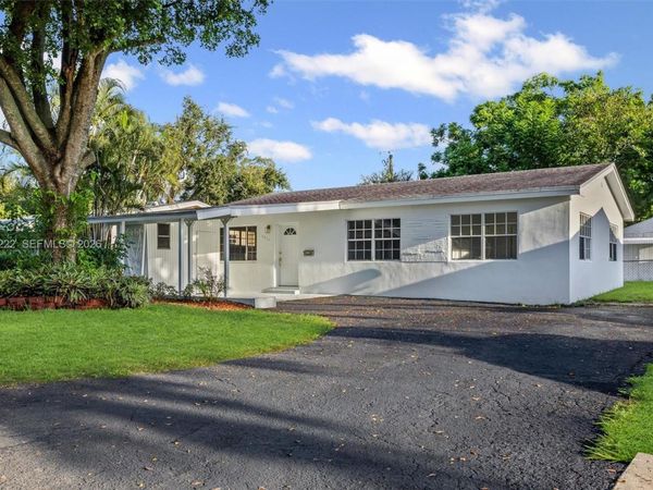 6825 SW 12th St, Pembroke Pines, FL 33023