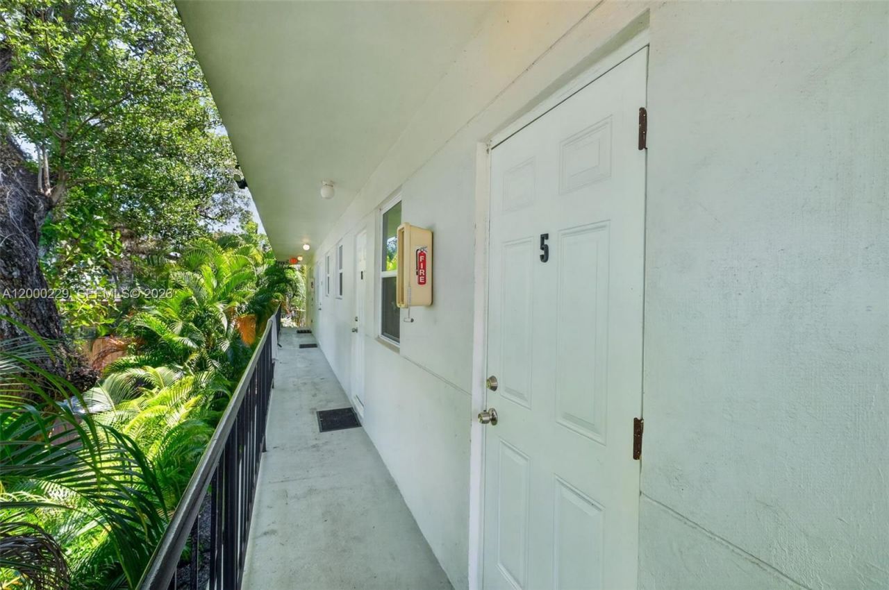 3676 Oak Ave, Unit 7, Miami, FL 33133 Photo
