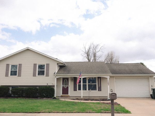 1203 24th Place , Sterling, IL 61081