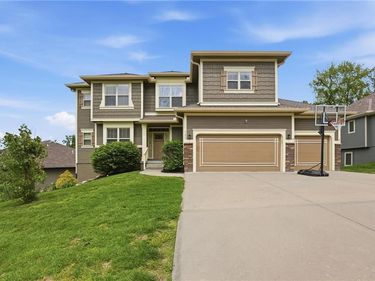 5695 NW Heritage Hill Road, Parkville, MO 64152