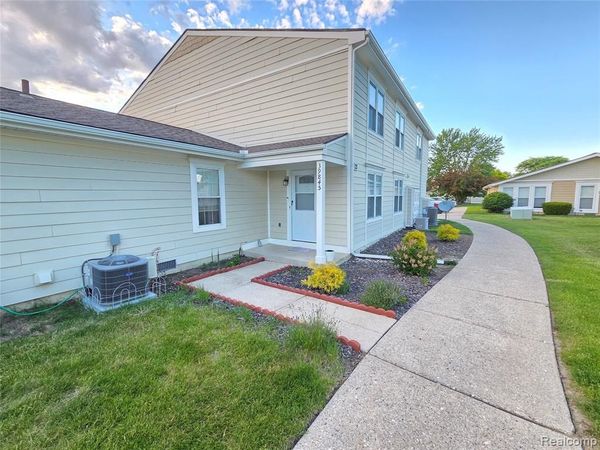 39845 Village Wood Lane, Novi, MI 48375