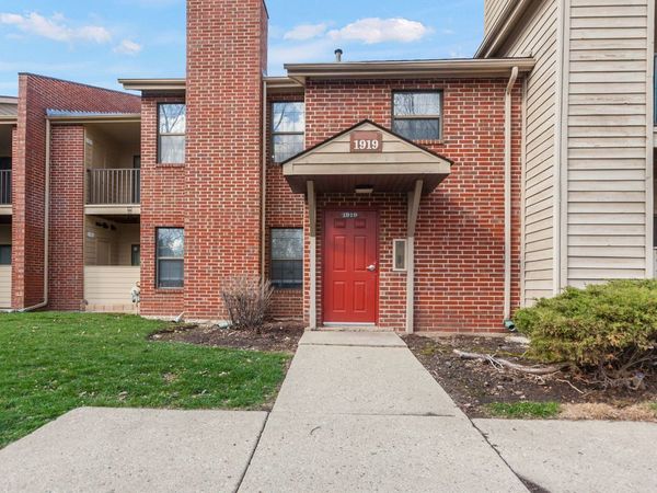 1919 N Hicks Road, Unit 209, Palatine, IL 60074