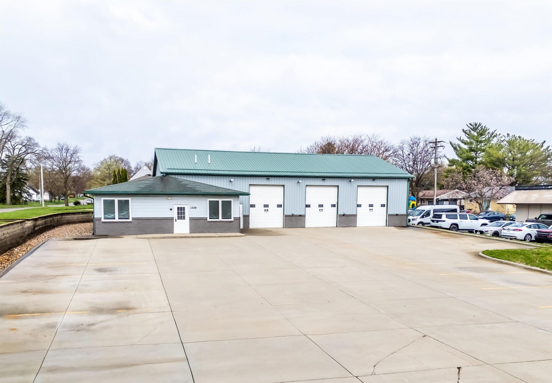 1328 La Porte Road, Waterloo, IA 50702 Main Photo