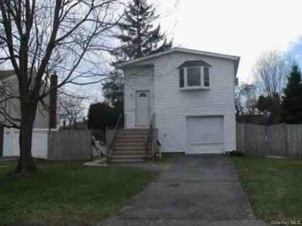 78 Stowe Avenue , Babylon, NY 11702