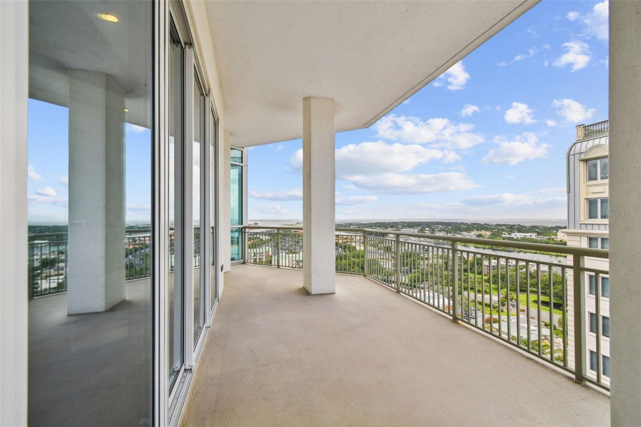 450 Knights Run Avenue, Unit 2004, Tampa, FL 33602 Photo
