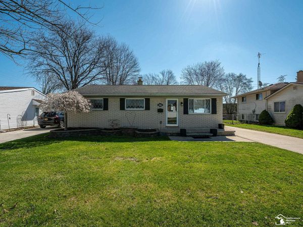 31583 Lafler Drive, Rockwood, MI 48173