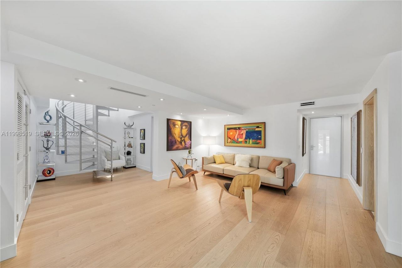 215 Palm Ave, Miami Beach, FL 33139 Photo