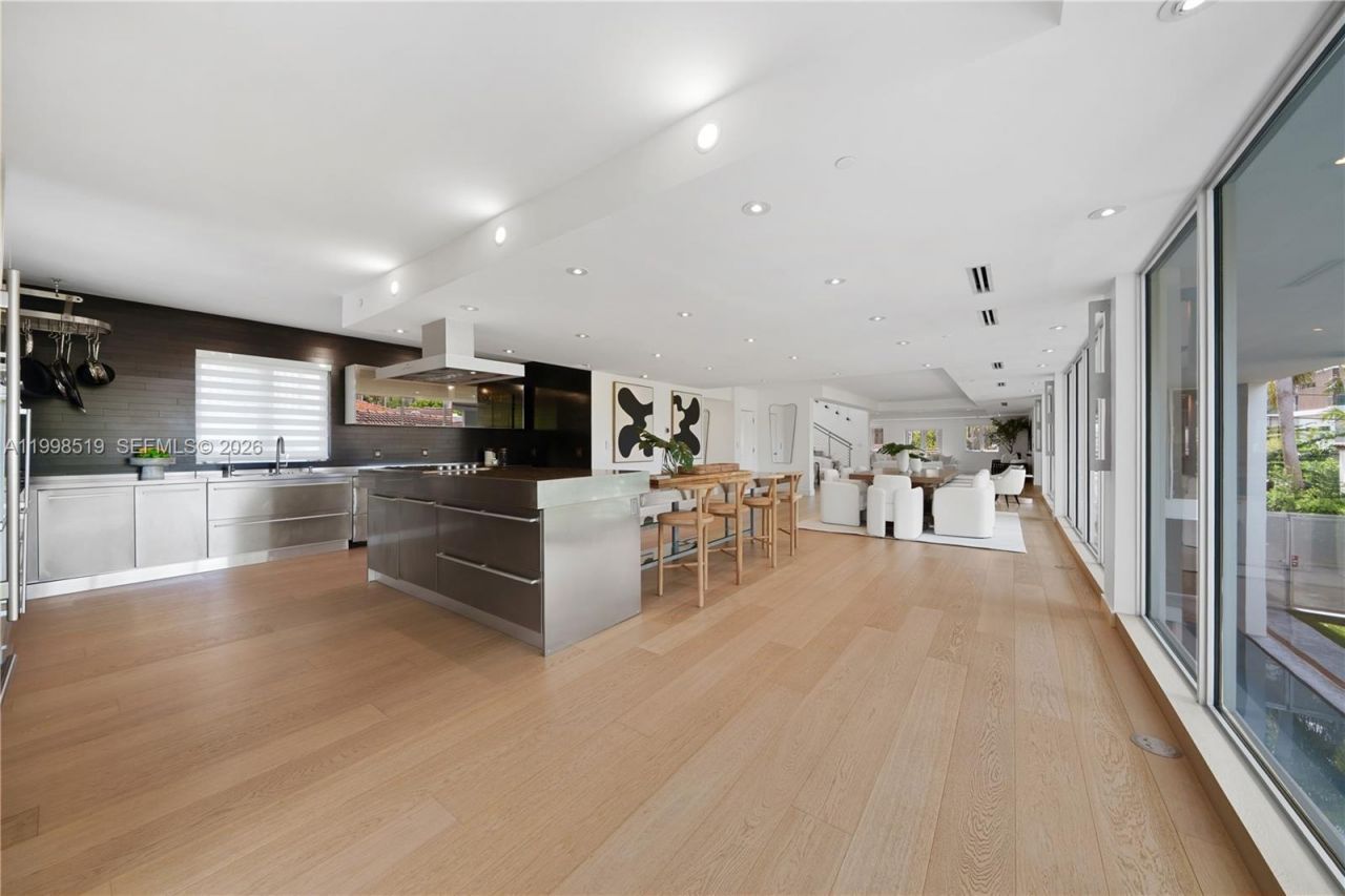 215 Palm Ave, Miami Beach, FL 33139 Photo