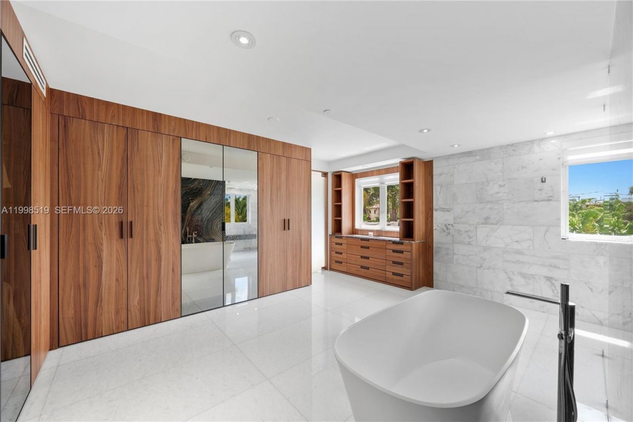 215 Palm Ave, Miami Beach, FL 33139 Photo