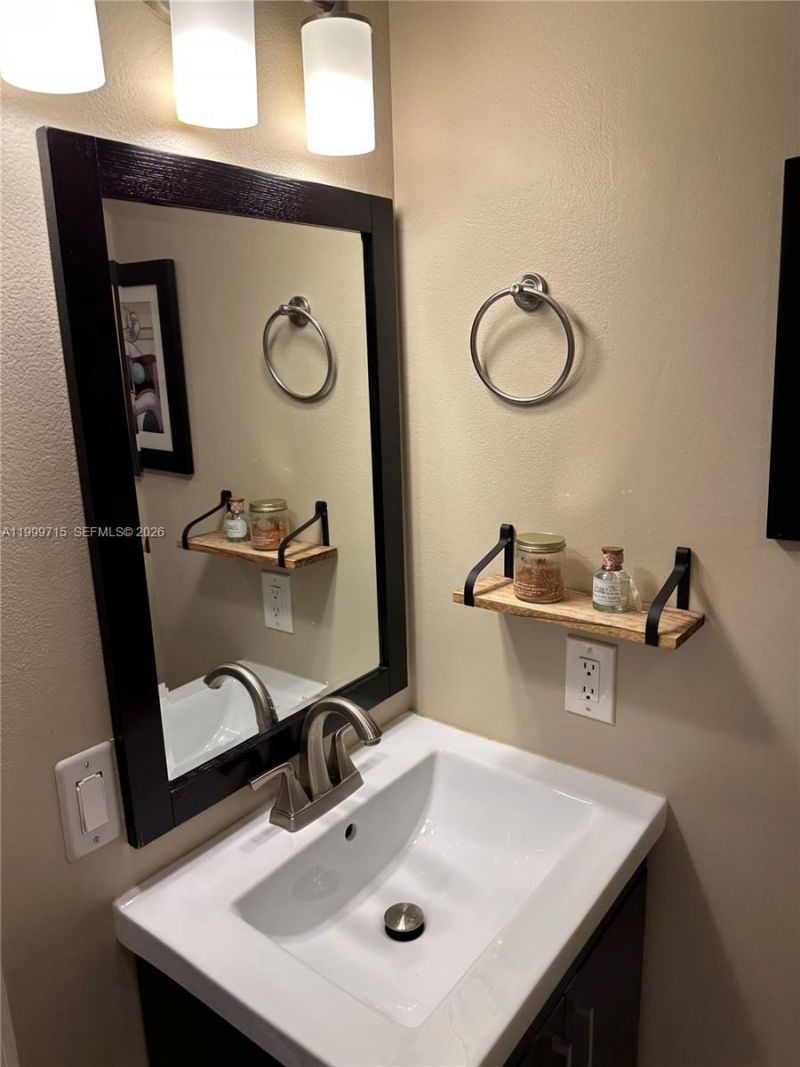 925 NE 26th Ave, Unit 925, Hallandale Beach, FL 33009 Photo