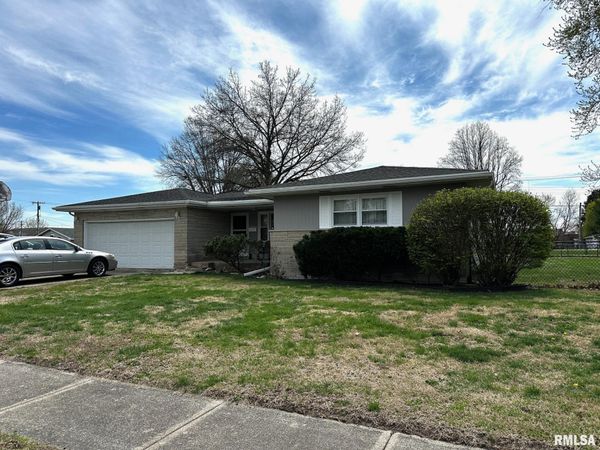 400 W SPRUCE Street, Chatham, IL 62629