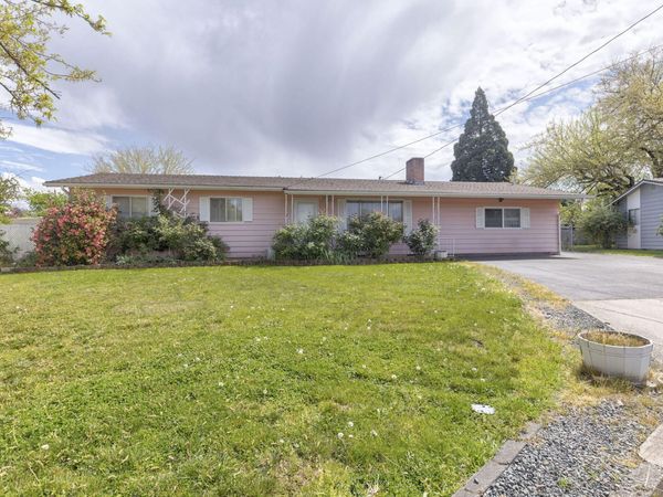 207 Holiday Lane, Central Point, OR 97502