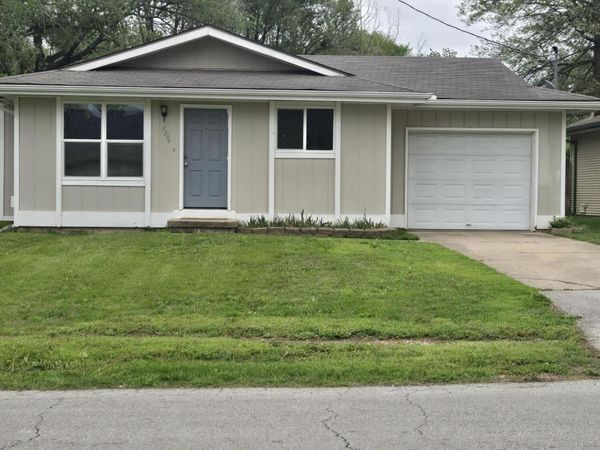 2734 N Summit Avenue, Springfield, MO 65803