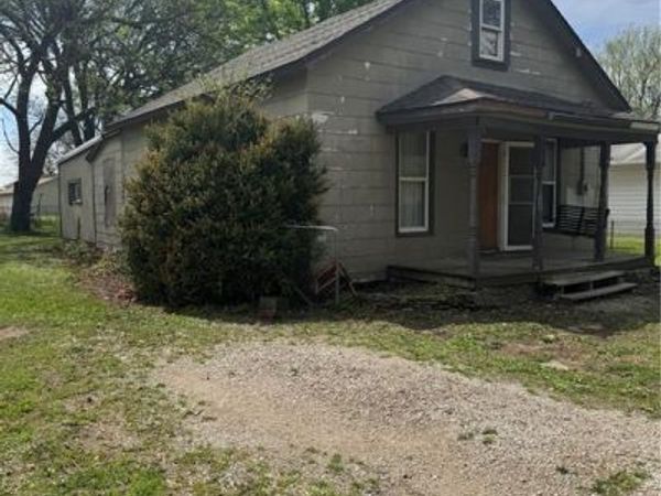 614 W 7th Avenue, Garnett, KS 66032