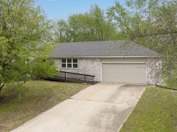 505 Laughlin Drive, Tonganoxie, KS 66086