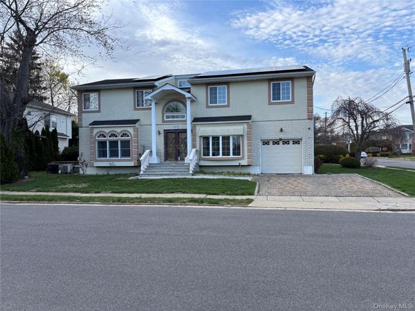 31 Woodward Street , Roslyn Heights, NY 11577