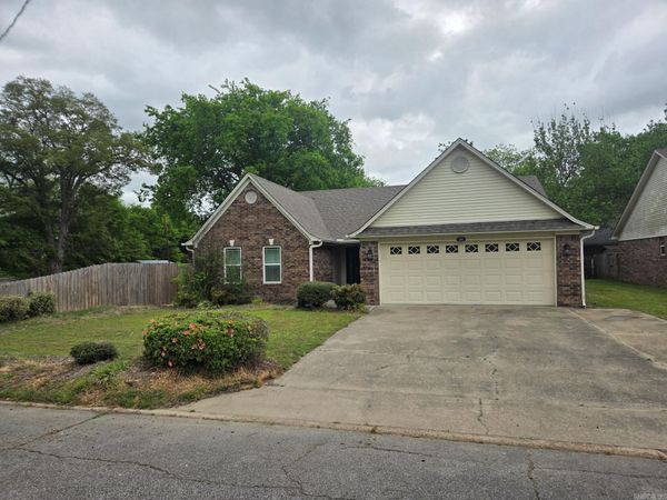606 N Spring Street, Searcy, AR 72143