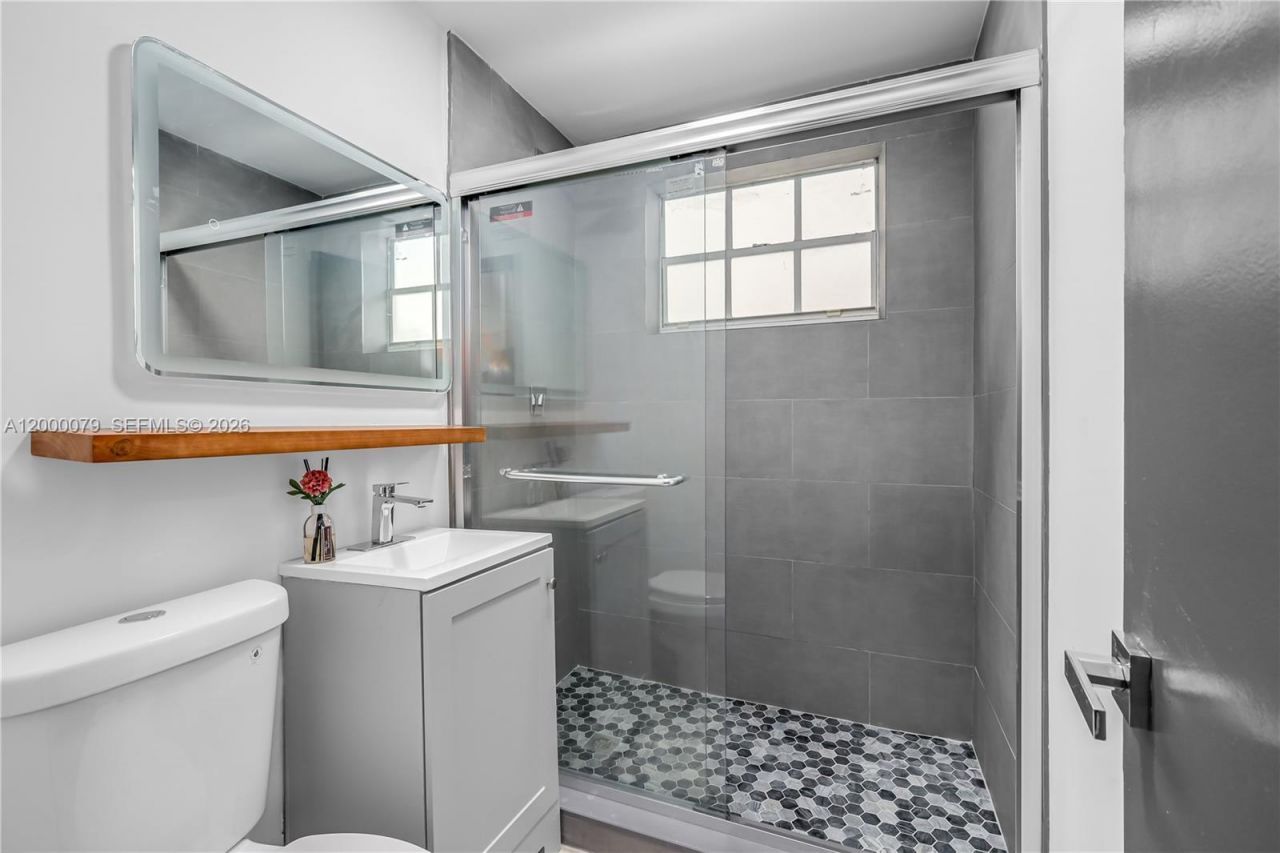 717 Espanola Way, Unit 110, Miami Beach, FL 33139 Photo