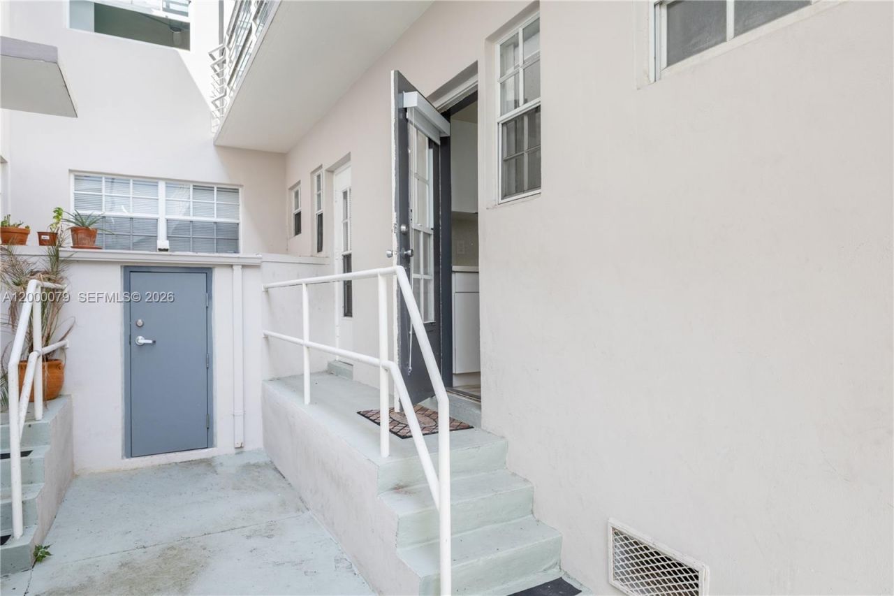 717 Espanola Way, Unit 110, Miami Beach, FL 33139 Photo