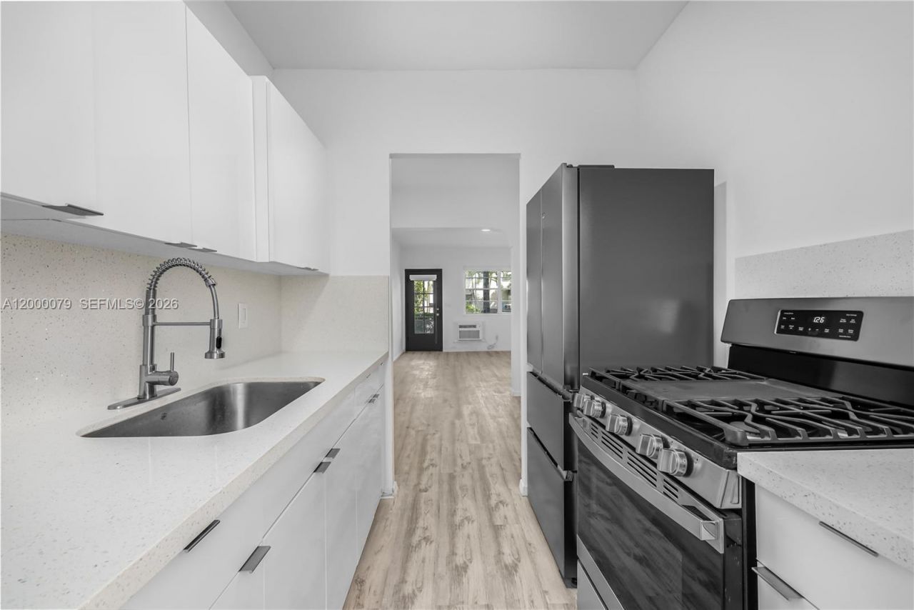 717 Espanola Way, Unit 110, Miami Beach, FL 33139 Photo