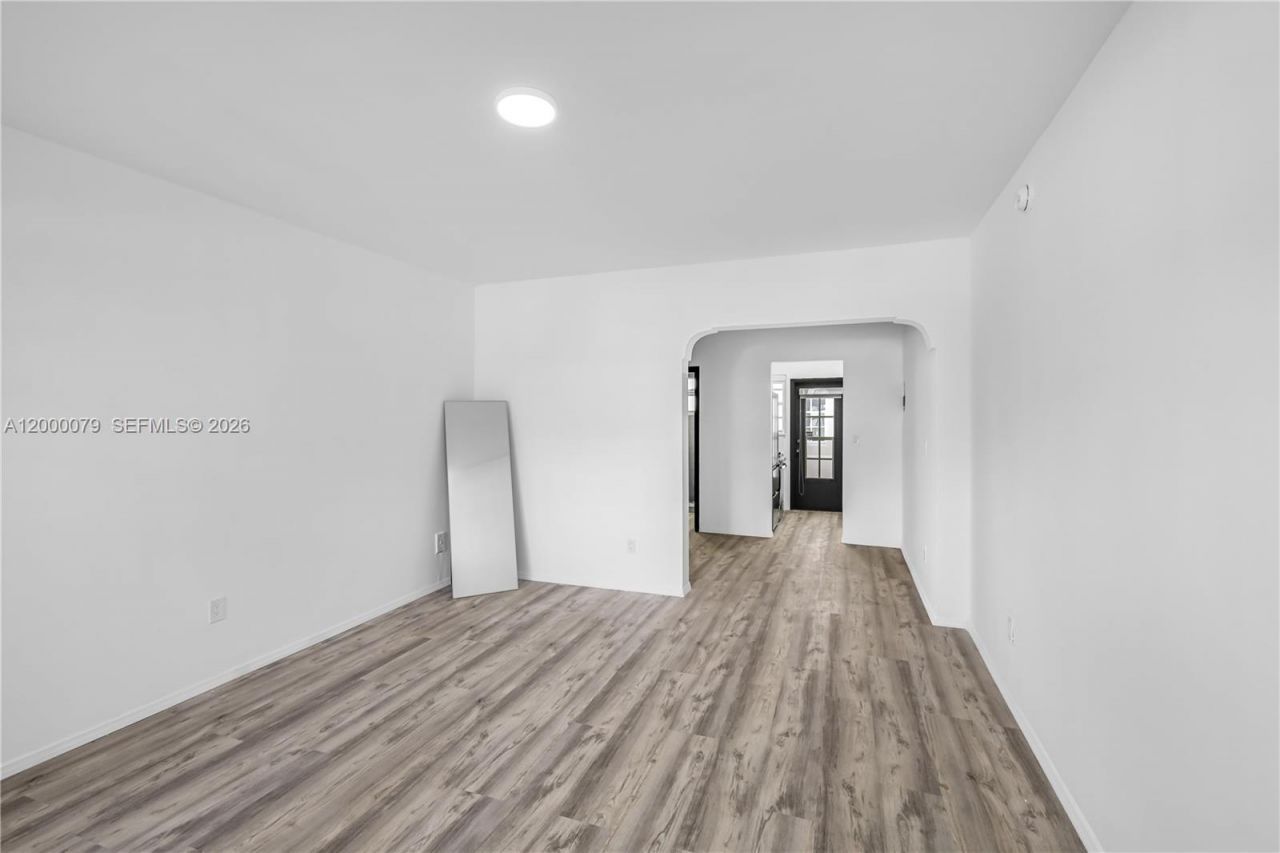 717 Espanola Way, Unit 110, Miami Beach, FL 33139 Photo