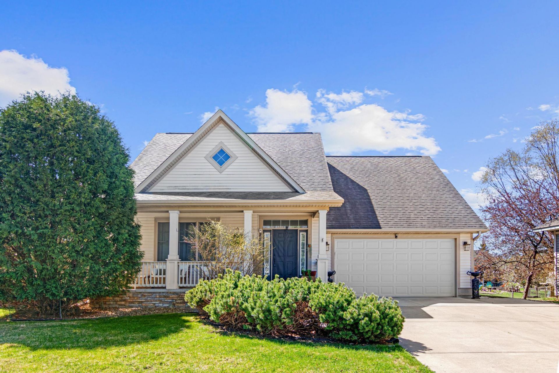 2710 Red Splendor Circle E, Maplewood, MN 55119