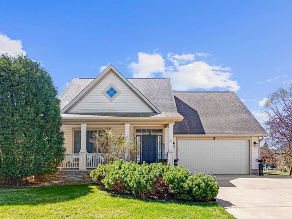 2710 Red Splendor Circle E, Maplewood, MN 55119