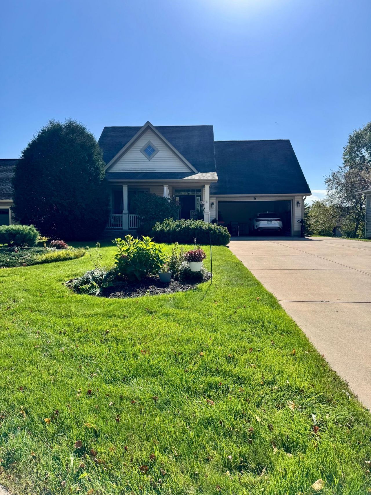 2710 Red Splendor Circle E, Maplewood, MN 55119