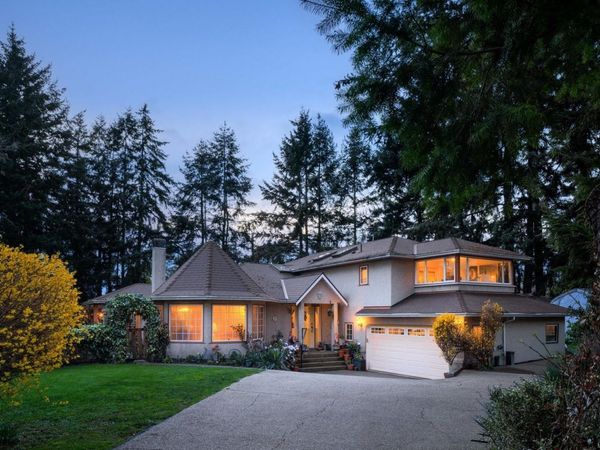 2832 Cadboro Bay Rd, Oak Bay, BC V8R 5J9