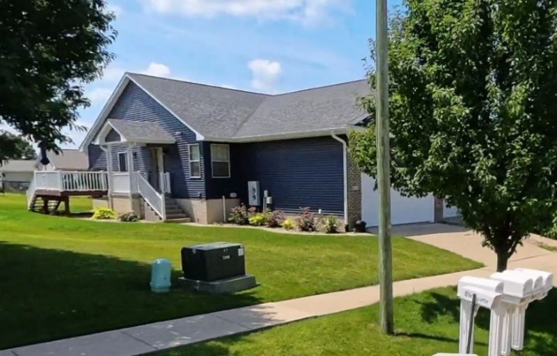 615 Hillview Dr , Fairfax, IA 52228 Main Photo