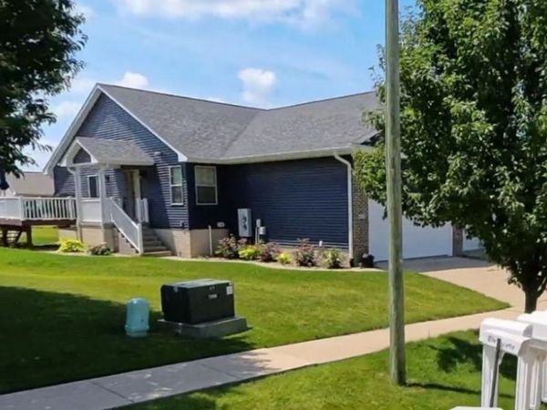 615 Hillview Dr , Fairfax, IA 52228