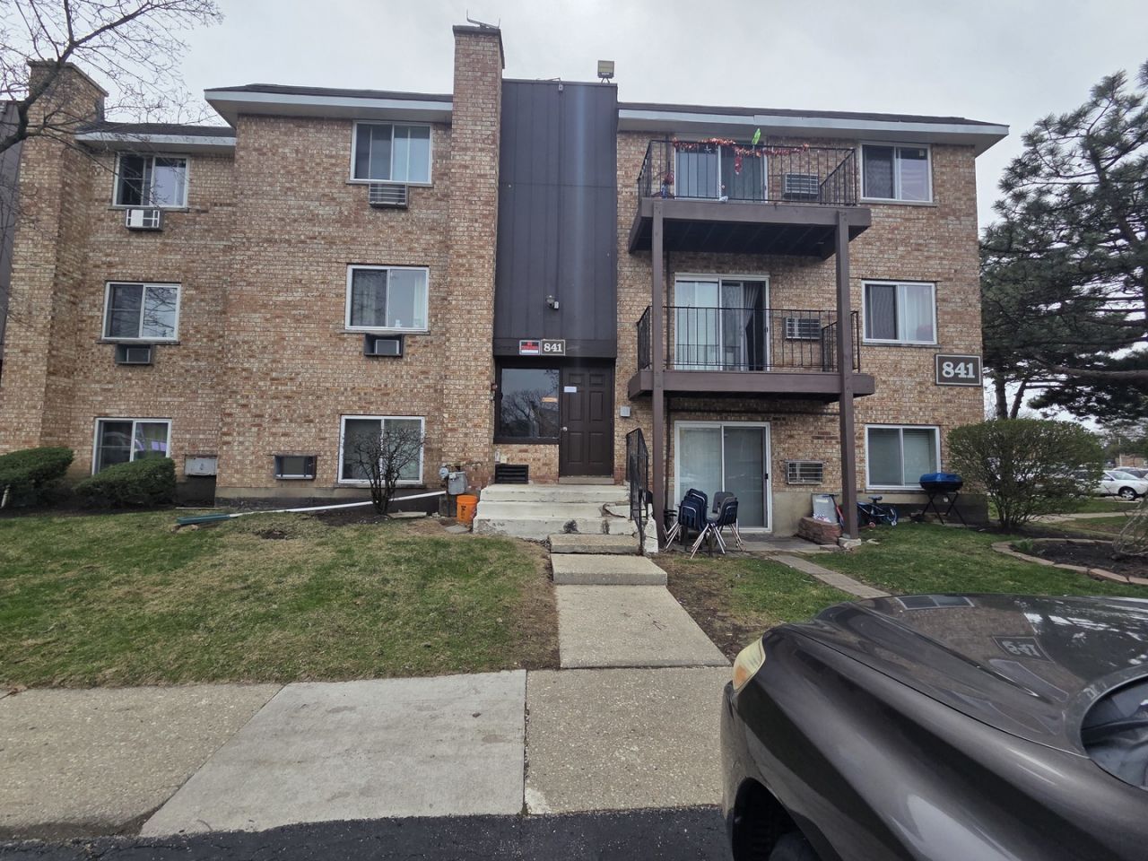 841 W College Boulevard , Addison, IL 60101 Main Photo